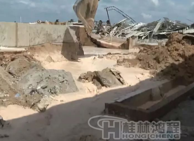廉江政府鐵腕整治拆除一高嶺土廠，連設(shè)備都砸碎！