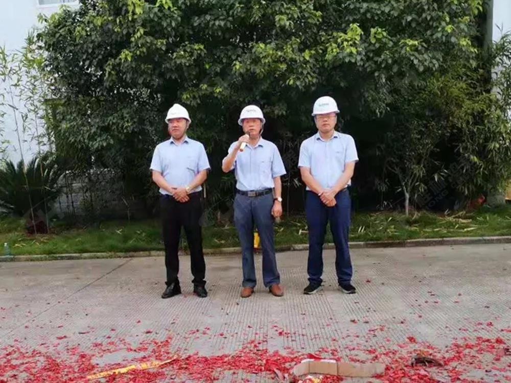 桂林鴻程董事長容平勛發(fā)表致辭桂林鴻程機電設備有限公司廠區(qū)2#生產(chǎn)廠房開工大吉！