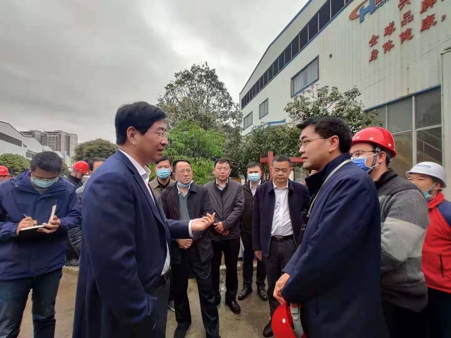 桂林市委書記周家斌書記，鐘洪常務副市長等市委市政府，區(qū)委區(qū)政府領導一行開年第一站來到廣西桂林鴻程機械廠指導慰問